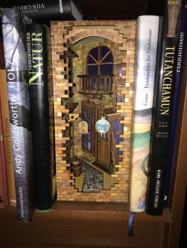 Book Nook / Magic Alley - Beispielbild einer farblich gestalteten Version